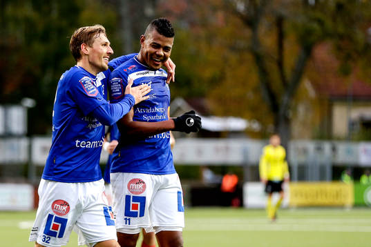 Åtvidabergs Martin Christensen och Ricardo Santos jublar