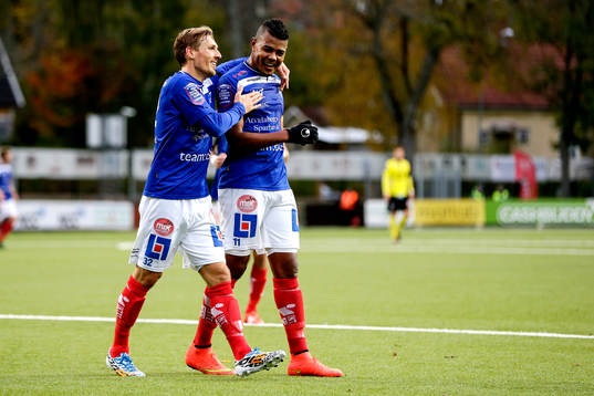 Åtvidabergs Martin Christensen och Ricardo Santos jublar