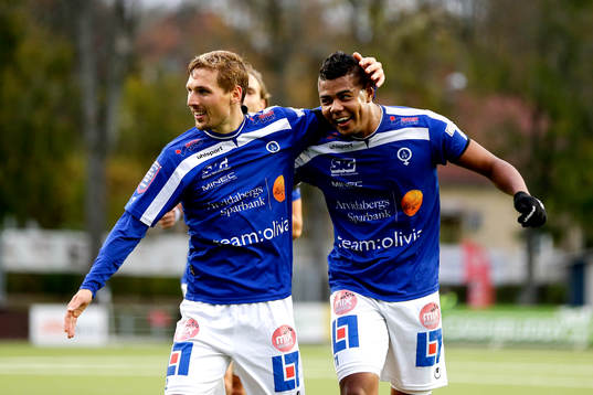 Åtvidabergs Martin Christensen och Ricardo Santos jublar