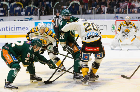 Färjestads Per Åslund och Jakub Klepis i kamp om pucken