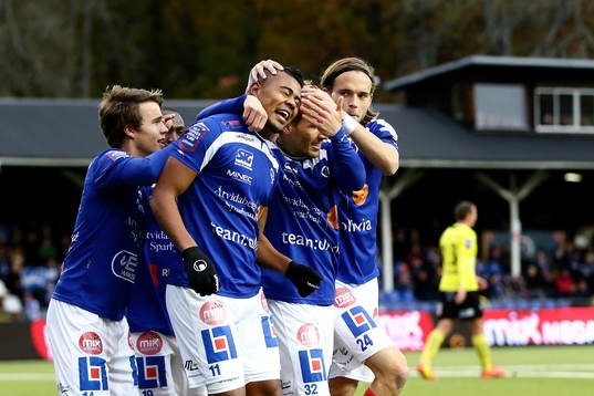 Åtvidabergs Ricardo Santos jublar blir omkramad av bland