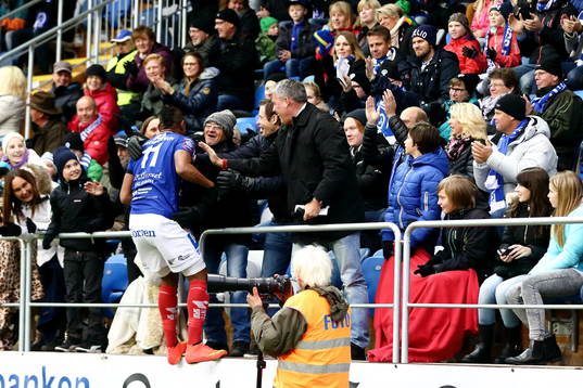 Åtvidabergs Ricardo Santos klättrar upp till publiken och