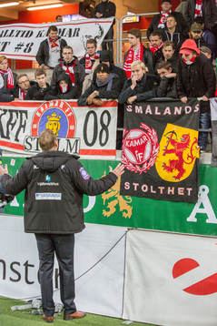 Efter att klacken ropat att Kalmars tränare Hans Eklund skulle avgå gick han bort o pratade med klacken fotbollsmatchen i Allsvenskan mellan Kalmar och Halmstad den 18 oktober 2014 i Kalmar.
