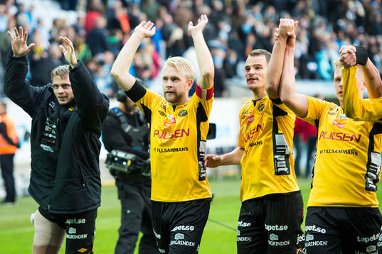 Elfsborgs spelarna med Johan Larsson (mitt i bild) tackar supportrarna