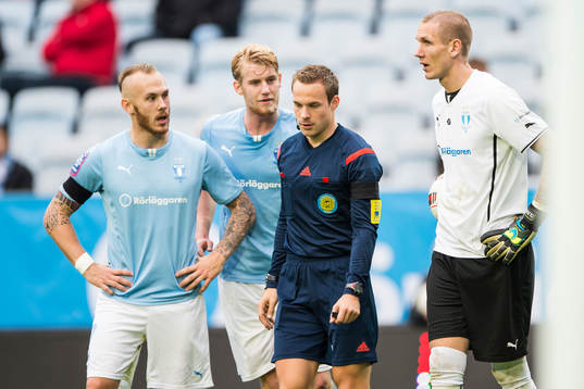 Malmö FFs Magnus Eriksson, Filip Helander och målvakt Robin Olsen protesterar till domaren Kristoffer Karlsson mot domslutet som gav Elfsborg straff