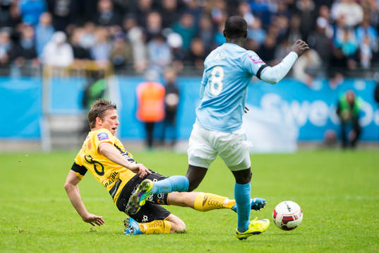 Elfsborgs Anders Svensson bryter boll av Malmö FFs Enock