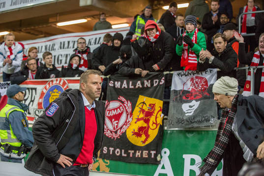 Efter att klacken ropat att Kalmars tränare Hans Eklund