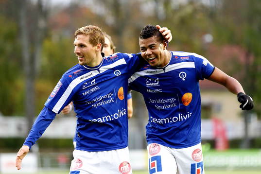 Åtvidabergs Martin Christensen och Ricardo Santos jublar