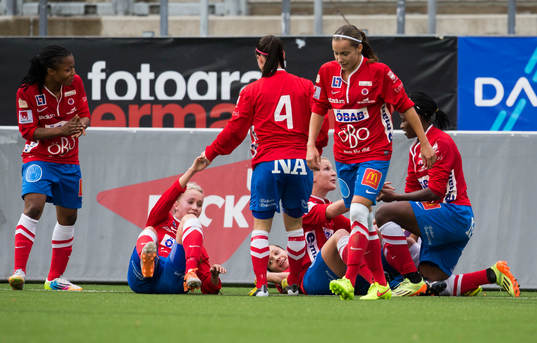 Örebros spelare Ogonna Chukwudi (v) och Lucie Martinkova (h) jublar efter Sanna Talonens mål 2-0. Lagledare Elin Magnusson (m) jublar