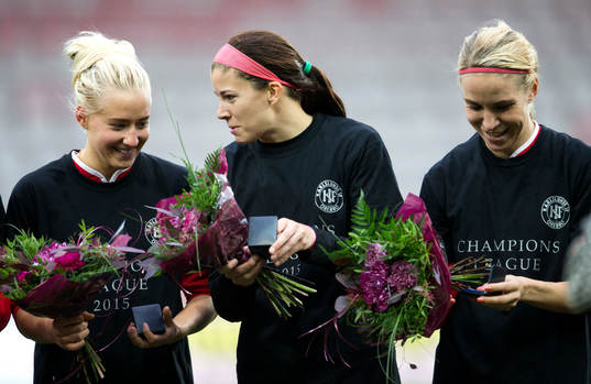 Örebros målvakt Örebros Julia Spetsmark (v), Stephanie Labbé  (m) och Elin Magnusson tittar på sina silvermedaljer