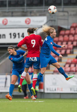 Eskilstunas Kimberly DeCesare och Sofie Persson i nickduell med Örebros  Lucie Martinkova
