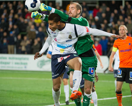 Norrköpings målvakt Edvard Setterberg i kamp mot Gefles Emil Bellander