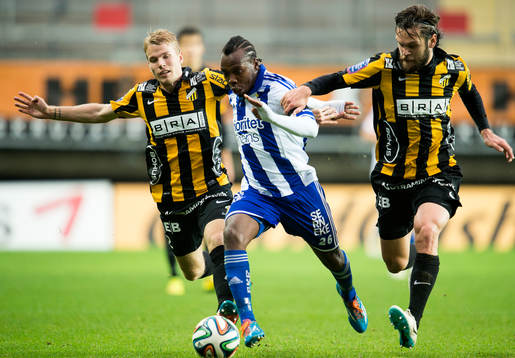 Häckens Oscar Lewicki och Ivo Pekalski försöker få tag i IFK Göteborgs May Mahlangu