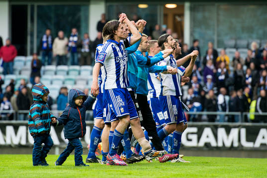 IFK Göteborgs Lasse Vibe med sina söner tackar fansen