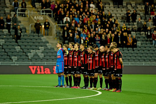En tyst minut för Brommapojkarnas Pontus Segerström innan fotbollsmatchen i Allsvenskan mellan Brommapojkarna och AIK den 19 oktober 2014 i Stockholm. 