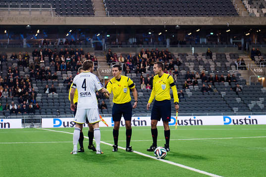 s lagkapten Nils-Eric Johansson går fram till domarna för att singla slant då Brommapojkarna spelar utan lagkapten under fotbollsmatchen i Allsvenskan mellan Brommapojkarna och AIK den 19 oktober 2014 i Stockholm. 