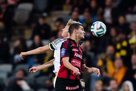 s Anton Salétros och Brommapojkarnas Mauricio Albornoz under fotbollsmatchen i Allsvenskan mellan Brommapojkarna och AIK den 19 oktober 2014 i Stockholm. 