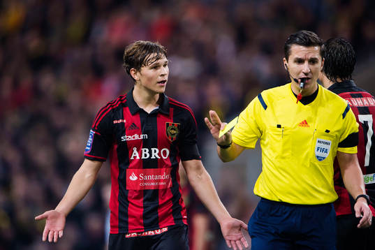 Brommapojkarnas Jesper Karlström reagerar mot domare Bojan