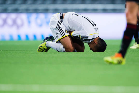 s Nabil Bahoui har ont efter en duell under fotbollsmatchen i Allsvenskan mellan Brommapojkarna och AIK den 19 oktober 2014 i Stockholm. 