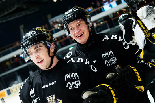 s Jonathan Andersson och Patric Blomdahl jublar under ishockeymatchen i Hockeyallsvenskan mellan AIK och Asplöven den 19 oktober 2014 i Stockholm.