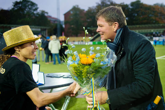 Rosengårds Marta Viera Da Silva tar emot medaljen av