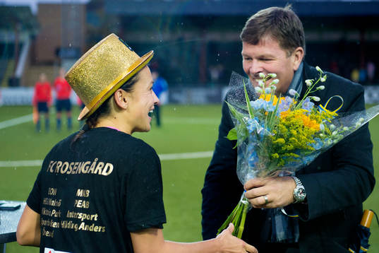 Rosengårds Alexandra Riley får blommor av Svenska Spels