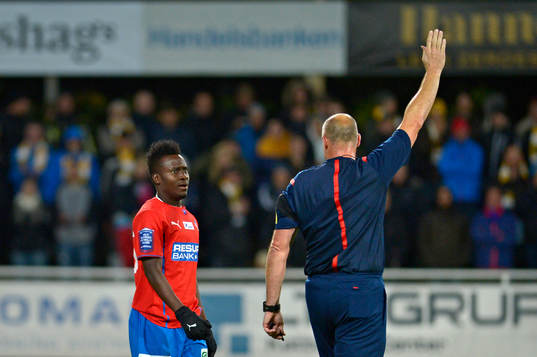 Helsingborgs David Accam reagerar mot domare Martin Hansson