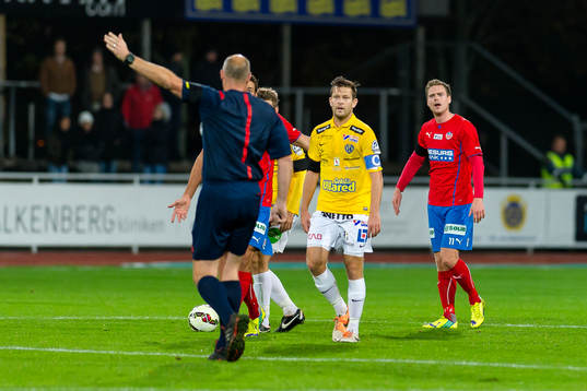 Helsingborgs Arnór Smárason är oförstående över domare Martin Hanssons beslut