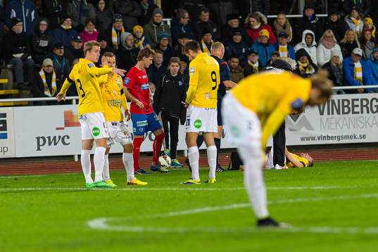 Falkenbergs Patrik Ingelsten blir skadad och utbytt