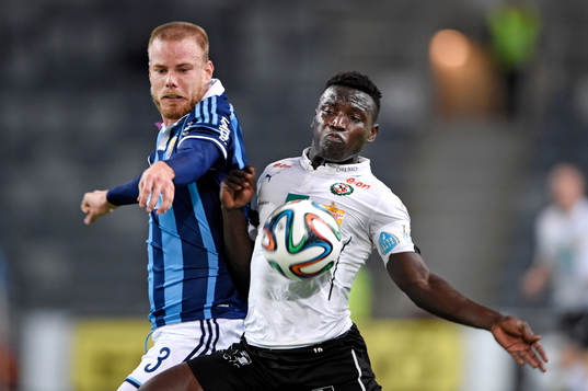 Djurgårdens Fredrik Stenman och Örebros Alhassan Kamara i kamp