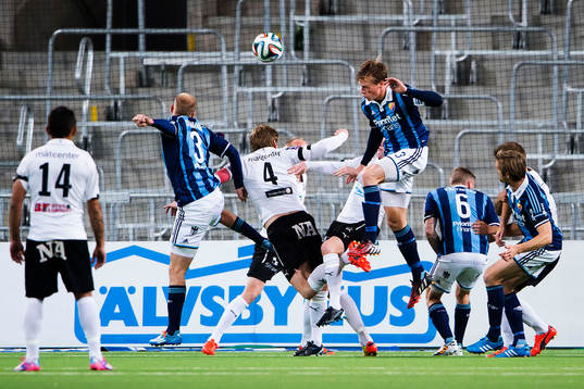 Djurgårdens Fredrik Stenman och Emil Bergström i kamp med Örebros Daniel Sobralense och Magnus Wikström i straffområdet