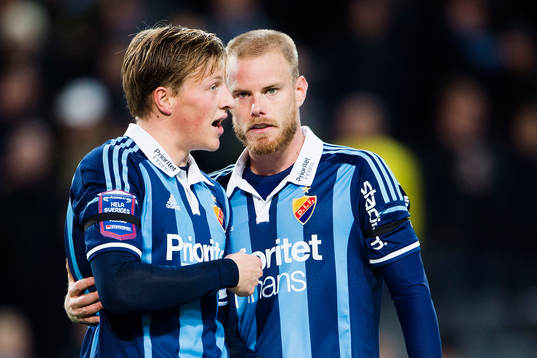 Djurgårdens Emil Bergström och Fredrik Stenman pratar ihop sig