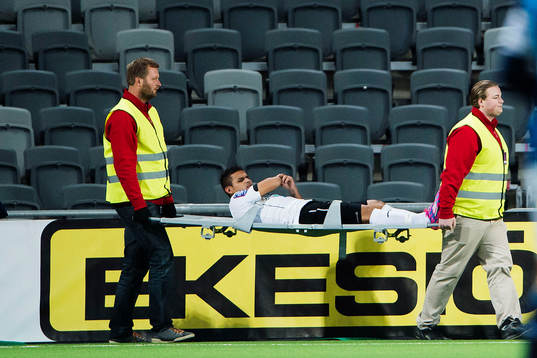 Örebros Daniel Sobralense bärs av planen på en bår men återgår sedan till spel