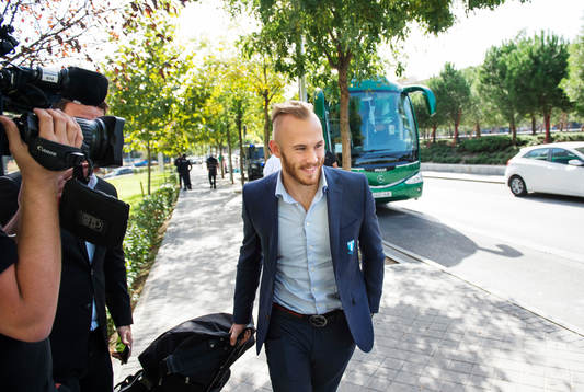 s Magnus Eriksson anländer till lagets hotell den 21 oktober 2014 i Madrid.