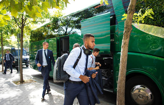 s Isaac Kiese Thelin anländer med lagkamrater till lagets hotell den 21 oktober 2014 i Madrid.