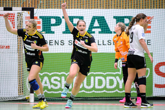 Sävehofs Sofia Tegstedt och Joanna Lindvall-Haggren jublar