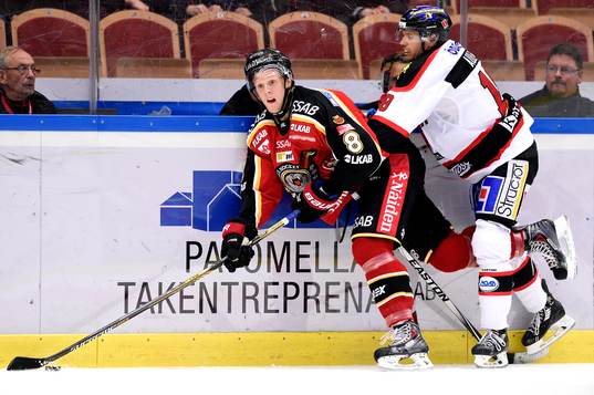 Luleås Per Savilahti-Nagander i kamp om pucken med
