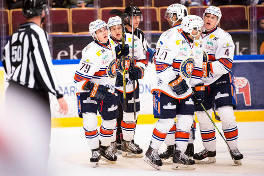 Växjös Patrik Lundh, Rhett Rakhshani, Tomi Kallio ,Cory Murphy och Niclas Lundgren jublar efter att Tomi Kallio gjort 1-2