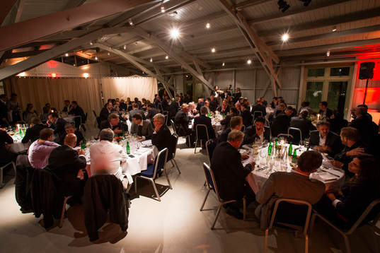 Gästerna sitter vid borden