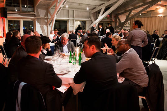 Gästerna sitter vid borden