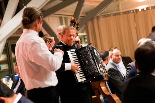 En trio spelar musik