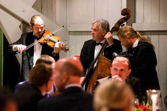 En trio spelar musik