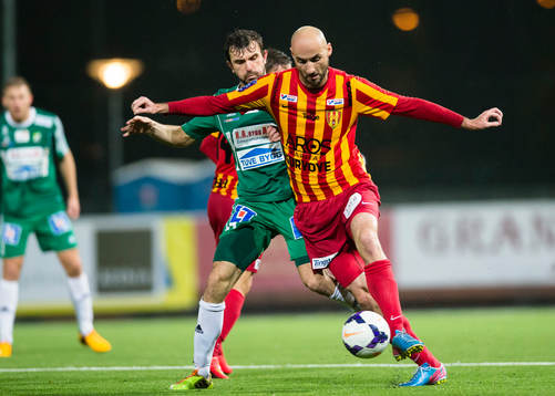 Ljungskiles Aleksandar Kitic i kamp med Syrianskas Dinko Felic