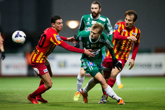 Ljungskiles Jakob Olsson  och Syrianskas Gabriel Somi och Louay Chanko