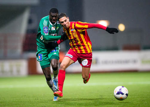 Ljungskiles Ken Sema i kamp med Syrianskas Gabriel Somi