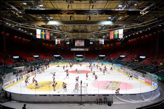 Lagen värmer upp innan ishockeymatchen mellan Frölunda