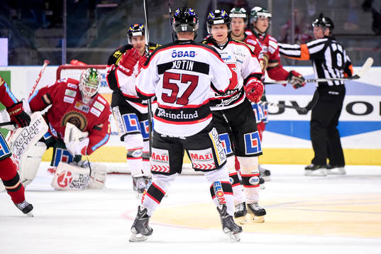 Örebros Daniel Viksten jublar