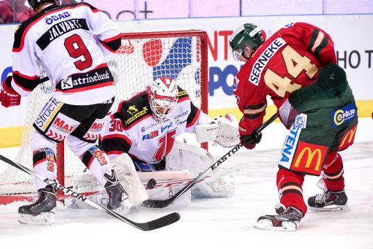 Frölundas Pontus Widerström och Örebros målvakt Henrik