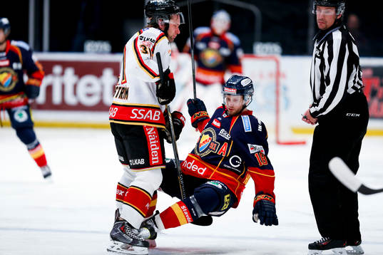 Djurgårdens Michael Holmqvist faller