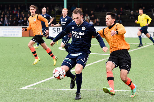 Utsiktens Niklas Olsson och Kristianstads Egzon Sekiraca